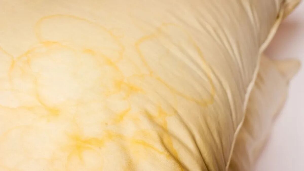 ¿Tenés manchas amarillas en la almohada? Con un ingrediente de cocina podés solucionarlo