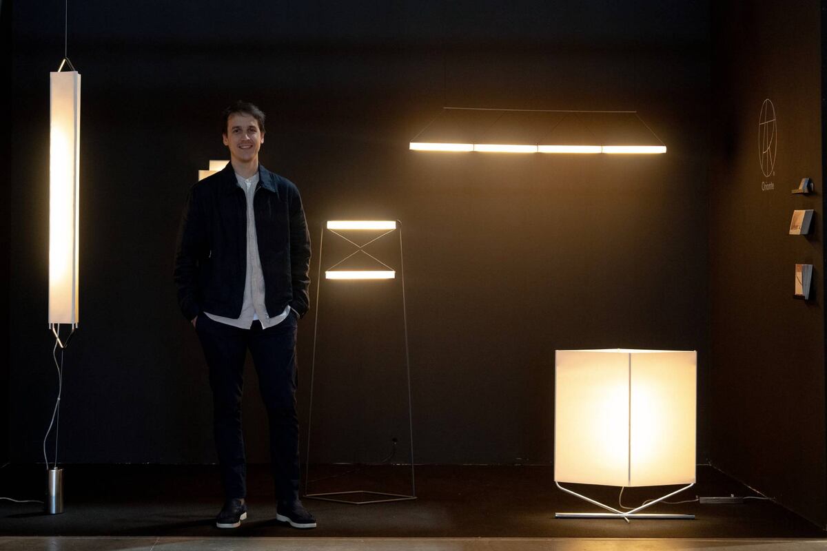 Santiago en su stand en el Salón del Mueble de Milán, 2025.