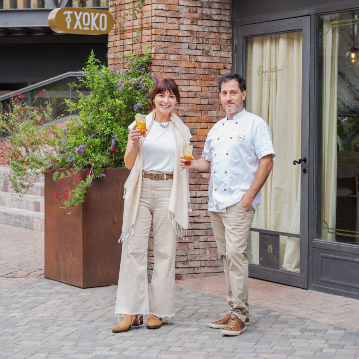 Manu Cavoret, chef de Txoko, junto a su esposa (La Voz).