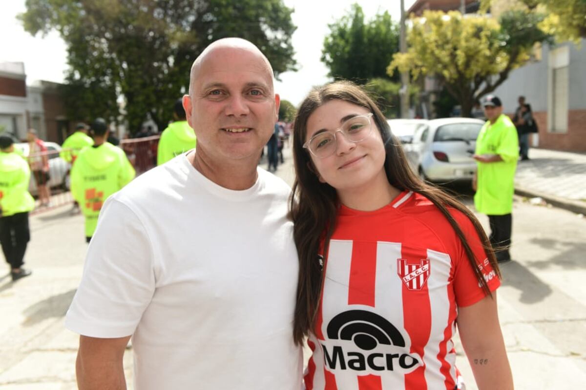 Hinchas de Instituto en la previa del clásico con Talleres en Alta Córdoba. (José Gabriel Hernández y Javier Ferreyra / La Voz)