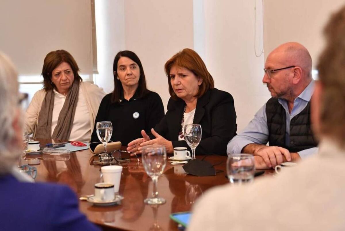 Bullrich, junto con Carmen Álvarez Rivero y otros dirigentes.