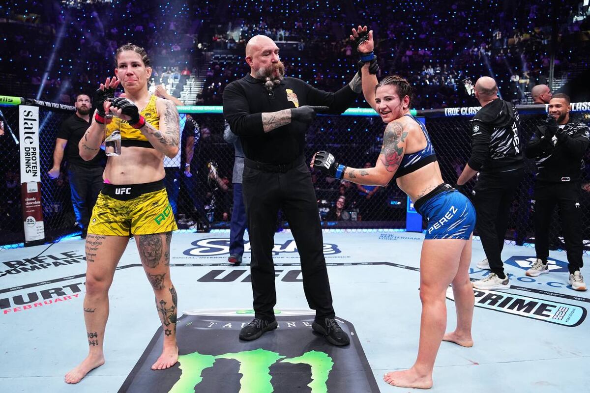 Ailín Pérez (short azul) haciendo su tradicional festejo de perreo tras vencer a la brasileña Karol Rosa en enero de este año por decisión unánime. (Crédito: X/@SC_ESPN)