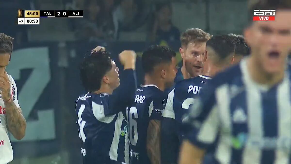 Todos felicitan a Burrai tras atajar el penal. (Captura).