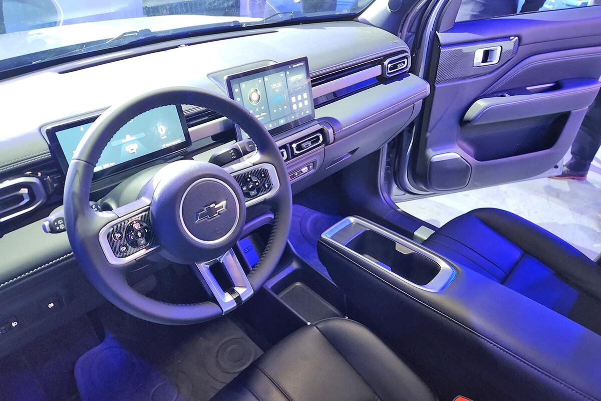 El puesto de mando es muy completo y todo está a mano. El volante multi función forrado en cuero tiene un excelente grip.