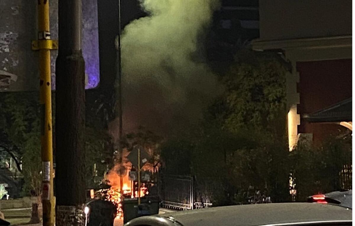 Impactante incendio de dos autos en Nueva Córdoba frente al Palacio Ferreyra. (Maia Turco)
