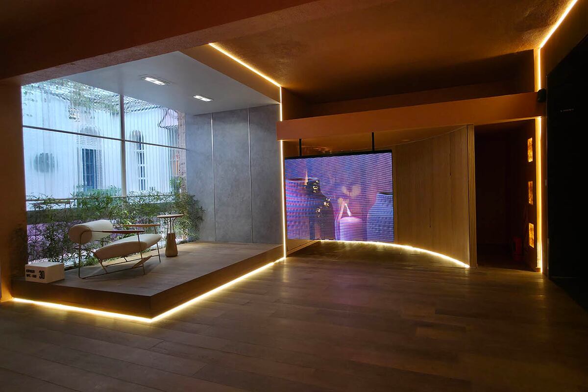 Por primera vez, la Facultad de Diseño de la Universidad Provincial de Córdoba se presenta en Casa FOA. Su espacio institucional nace de un concepto profundamente ligado a lo identitario: “Patrimonio y Evolución”. Desde una propuesta de diálogo entre lo que fuimos y lo que aspiramos a ser, invita a los visitantes a reconectar con sus memorias, mientras los proyecta hacia el futuro.