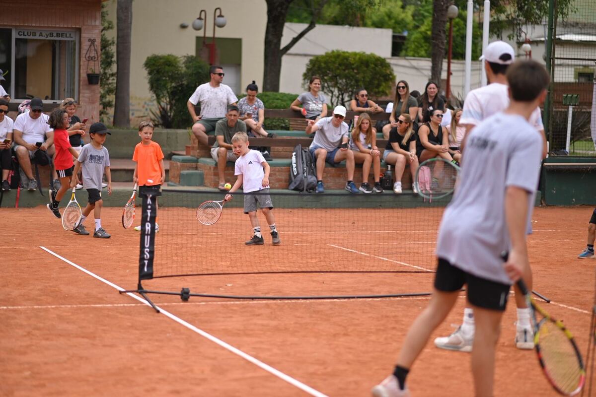 Pedro Cachín y sus amigos del tenis, unidos por la solidaridad en Bell Ville. (Gentileza Leo Zarini)