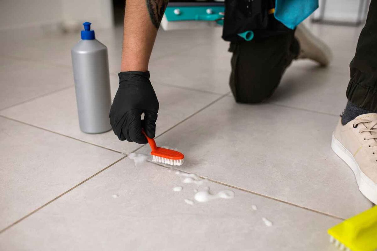 Las juntas de los azulejos, especialmente en baños y cocinas, son uno de los rincones del hogar más vulnerables al desgaste y a la suciedad. (Freepik)