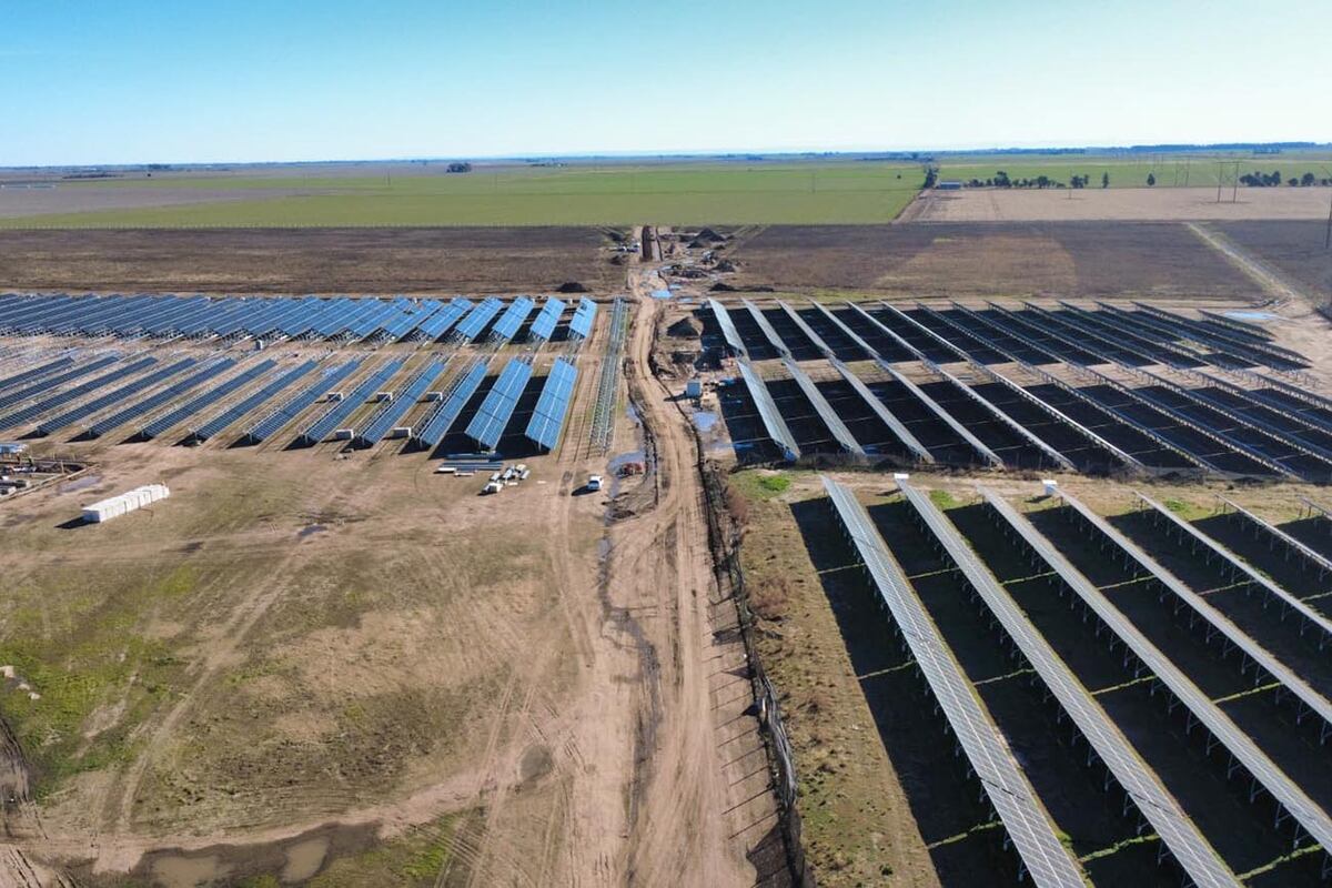 La generación distribuida comunitaria permite que un grupo de usuarios se reúna para generar energía de fuentes renovables.