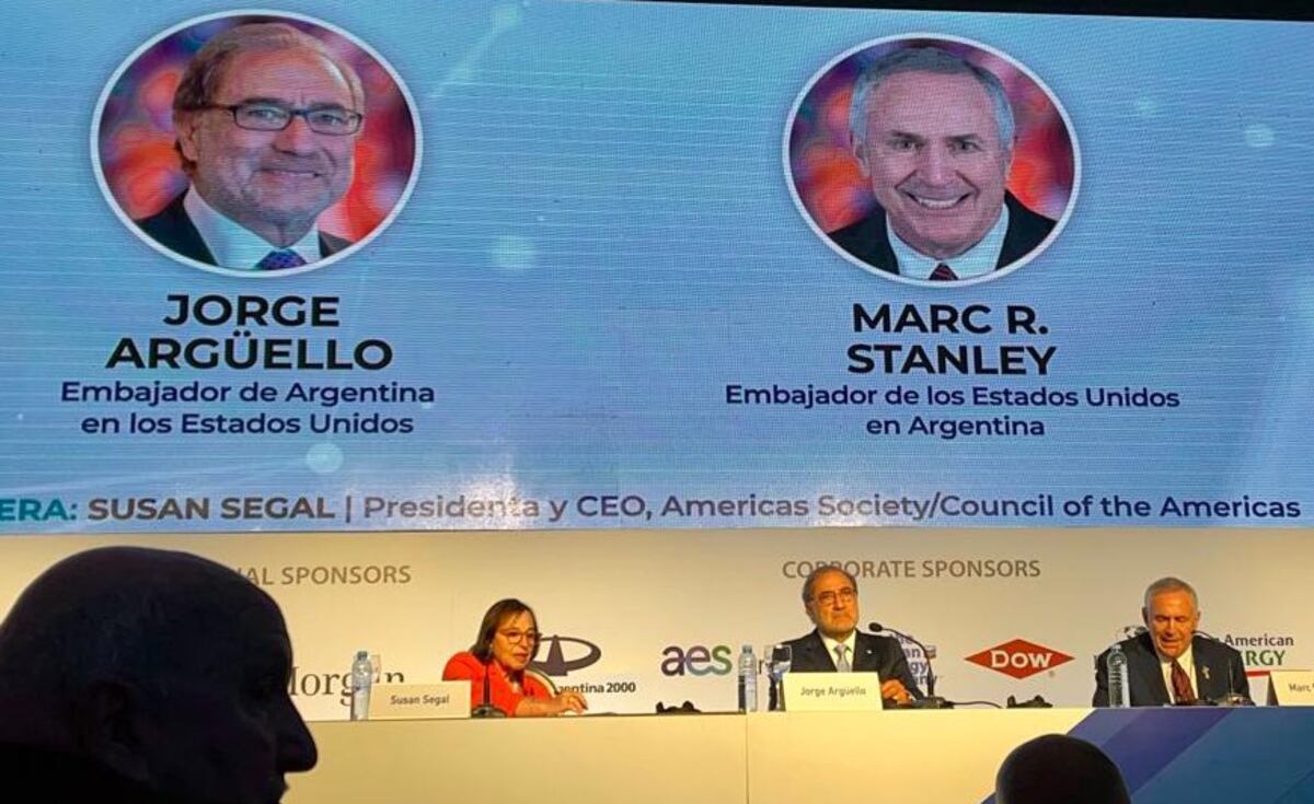 Los embajadores Jorge Argüello y Marc Stanley en el diálogo público mantenido en el marco del Consejo de las Américas, reunido en Buenos Aires.