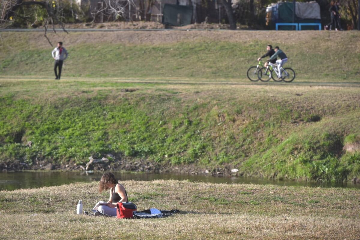 Este sábado se registró una máxima de 22 grados en la ciudad de Córdoba. El calor se hizo sentir (Facundo Luque / La Voz).