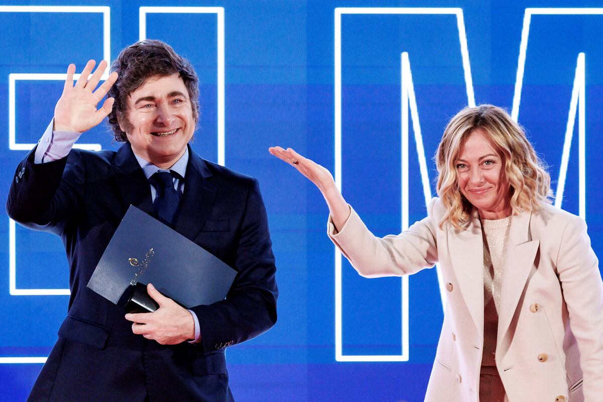 El presidente de Argentina, Javier Milei, y la primer ministro de Italia, Giorgia Meloni, saludan durante Atreju 2024, evento organizado por el partido Fratelli d'Italia en el Circo Massimo, Roma. (AP)