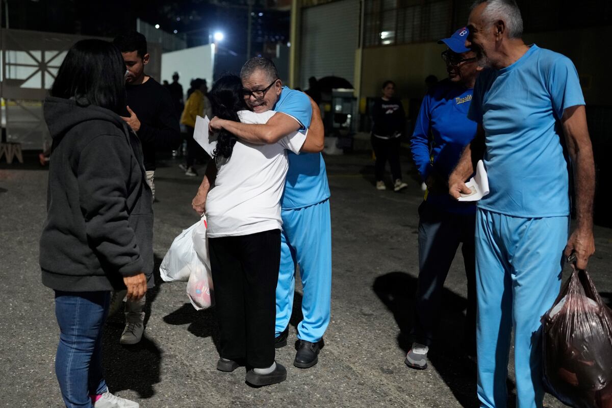 Familiares de presos políticos inician huelga de hambre. (AP Photo/Ariana Cubillos)