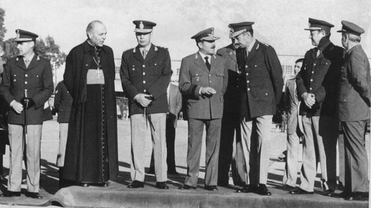 DICTADURA. Videla, junto a Menéndez, Primatesta y otras autoridades (La Voz).