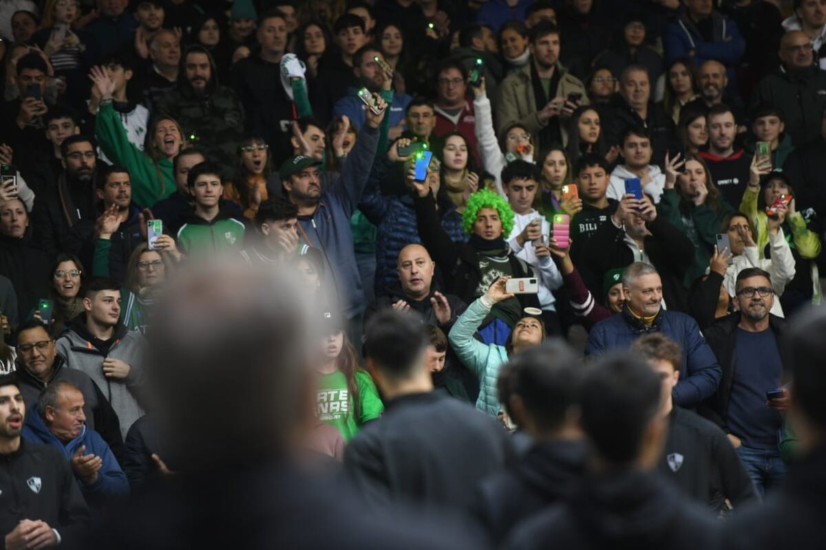 Atenas vs Suardi en el partido decisivo (Javier Ferreyra / La Voz)
