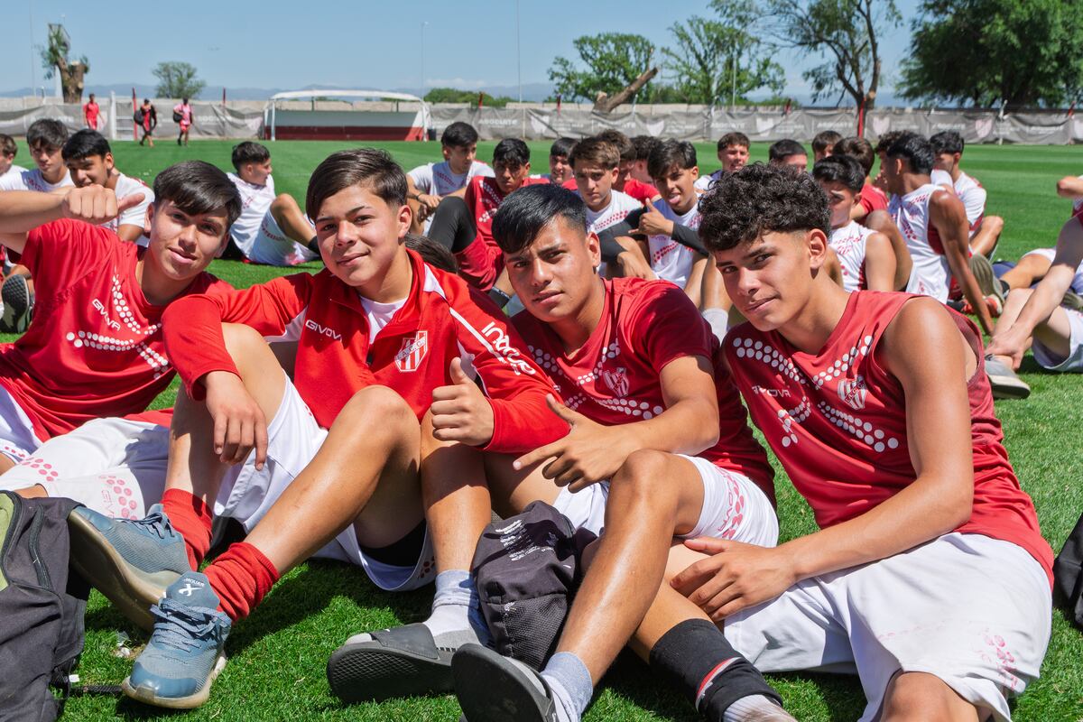 La cancha Osvaldo Ardiles de la ciudad Deportiva de Instituto fue escenario de una propuesta que promueve el pensamiento crítico desde el deporte, con apoyo de la Dirección General de Juventud. (Prensa Instituto)