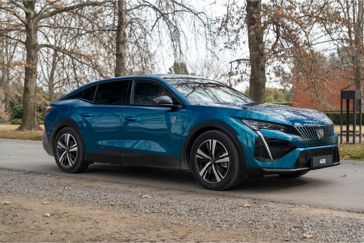 En su versión GT, el nuevo 408 incorpora un motor 1.6 turbo nafta de 215 CV con transmisión automática de 8 velocidades, ofreciendo un equilibrio ideal entre performance, confort y eficiencia.