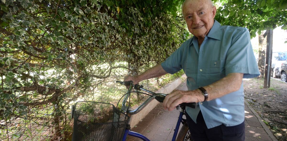 Ronnie Scott, el centenario ex combatiente de la Segunda Guerra, solía andar en bicicleta por su barrio. (Luciano Thieberger / Clarín)
