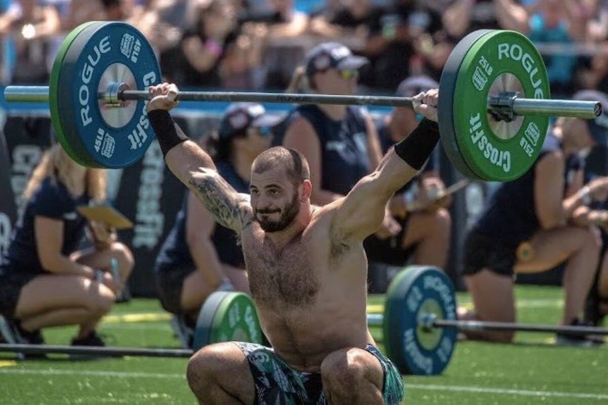 Mathew Fraser, cinco veces ganador de los CrossFit Games. A diferencia del Hyrox, que hace énfasis en ejercicios funcionales y el running, el CrossFit contempla movimientos del levantamiento olímpico, la gimnasia artística, la pliometría y el entrenamiento militar. (Crédito: X/@DoerFitness)