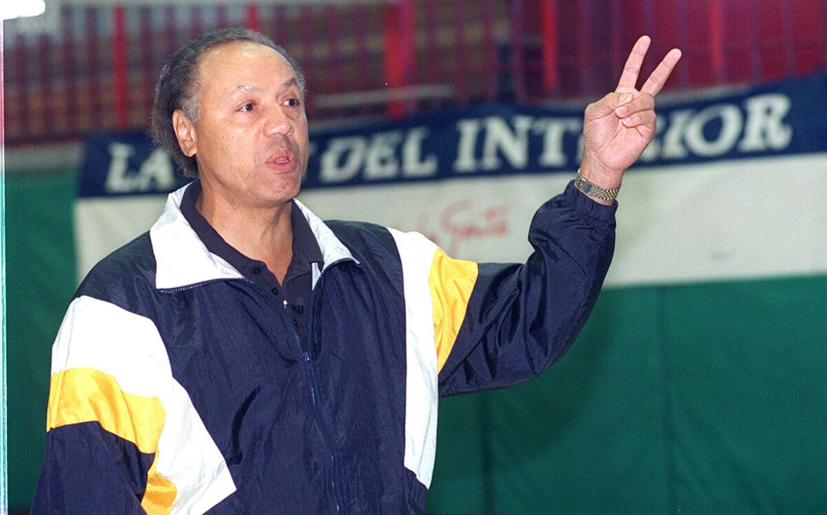 Lenny Wilkens pasó por Córdoba en 1996 para dictar una clínica de básquet, un mes después de conducir a Estados Unidos en la medalla de oro en los Juegos Olímpicos de Atlanta. (La Voz / Archivo)