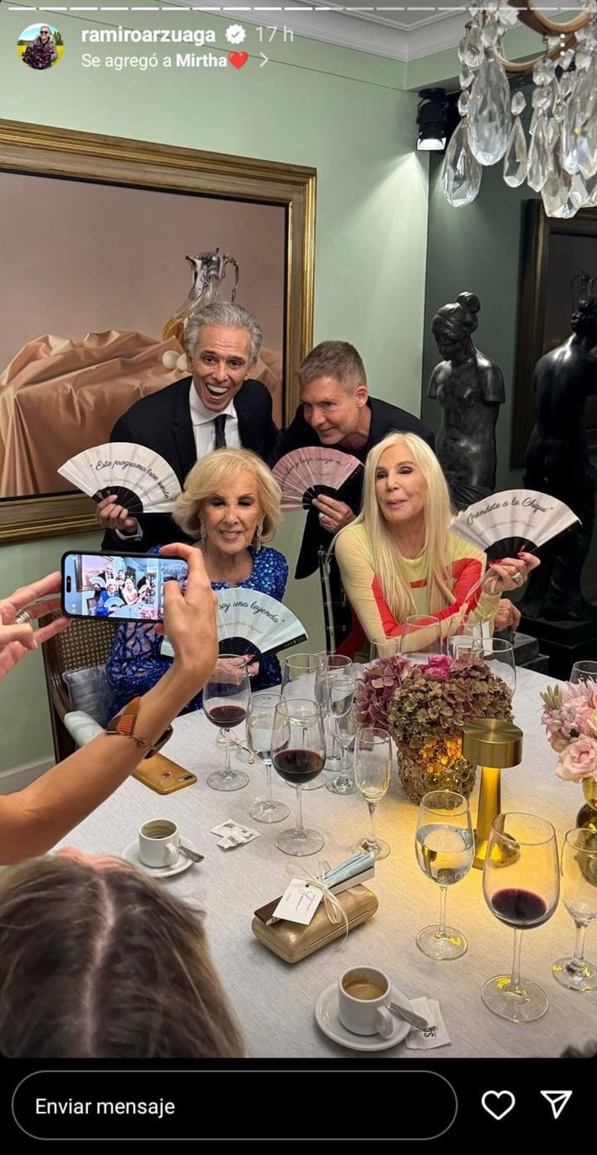 Susana Giménez, Adrián Suar y Jairo posando con Mirtha y sus souvenirs. (Captura Instagram @ramiroarzuaga)