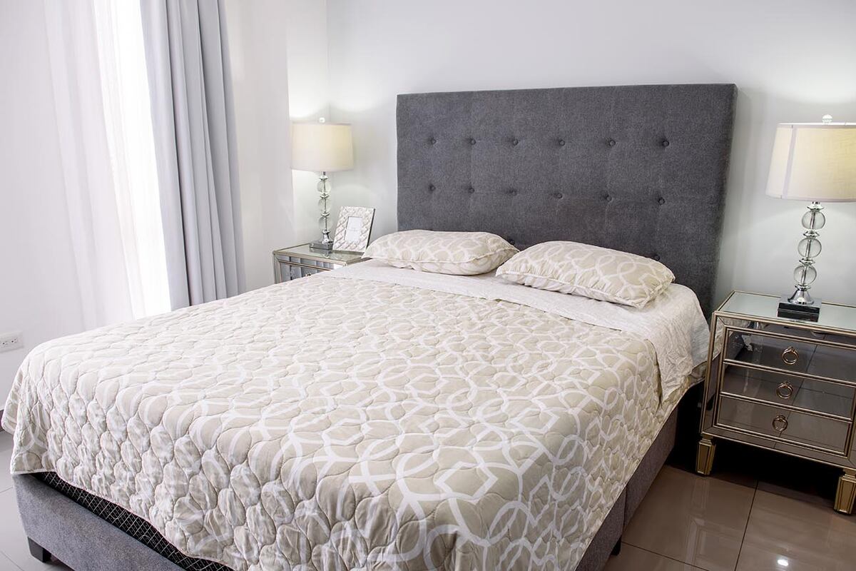 De la misma forma que preparamos toda la casa para la llegada de la primavera, cuando comienza a sentirse la nueva estación es momento de acondicionar la cama para garantizar un descanso apropiado.