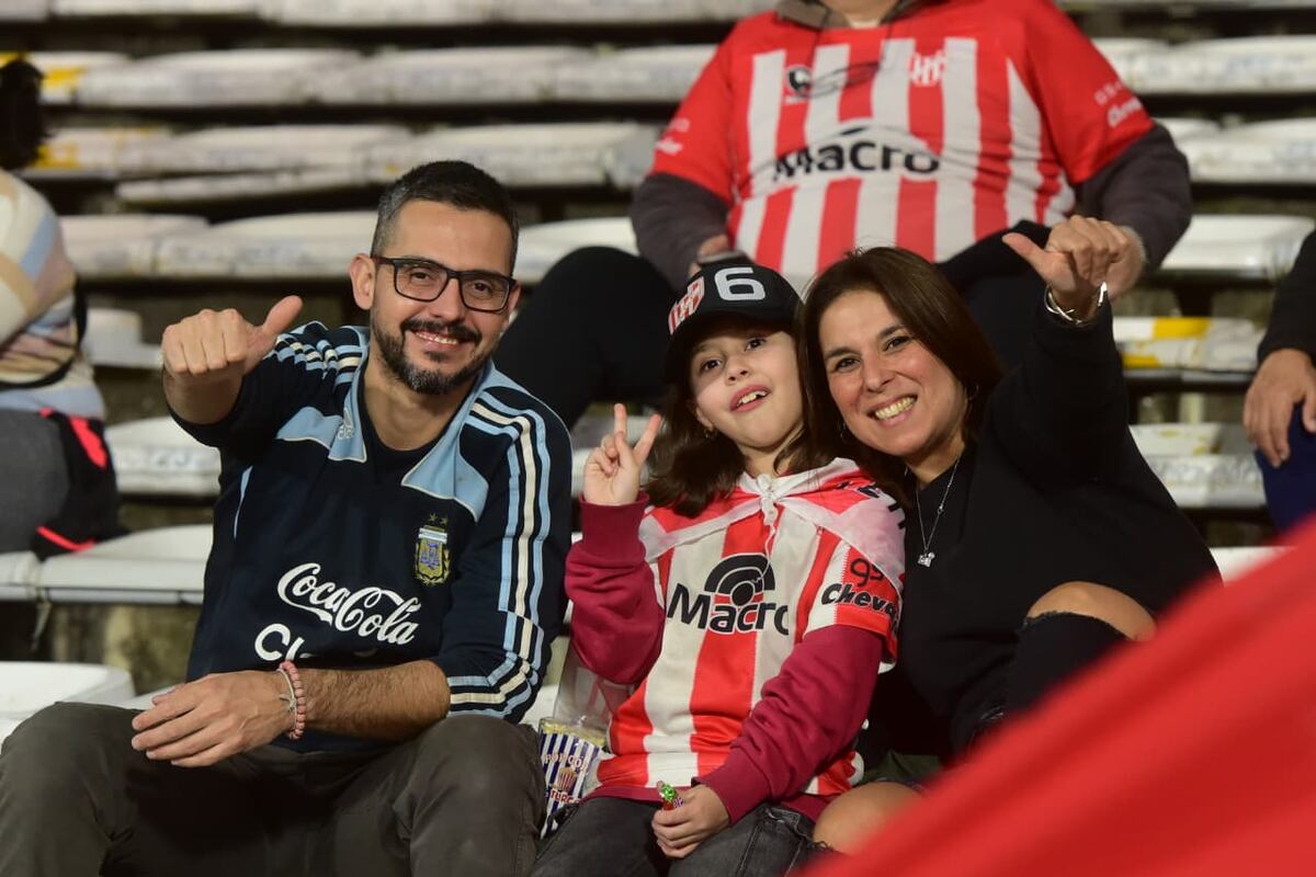 Hinchas de Instituto en la platea Ardiles del estadio Kempes, donde se jugó el partido ante River. (José Gabriel Hernéndez / La Voz)