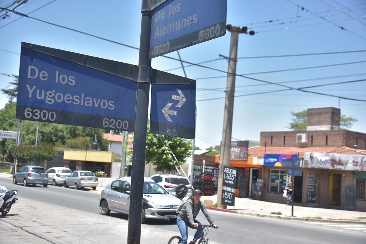 En los carteles más viejos, el nombre figura como De los Yugoeslavos, con una e entre la o y la se ( Ramiro Pereyra La Voz)