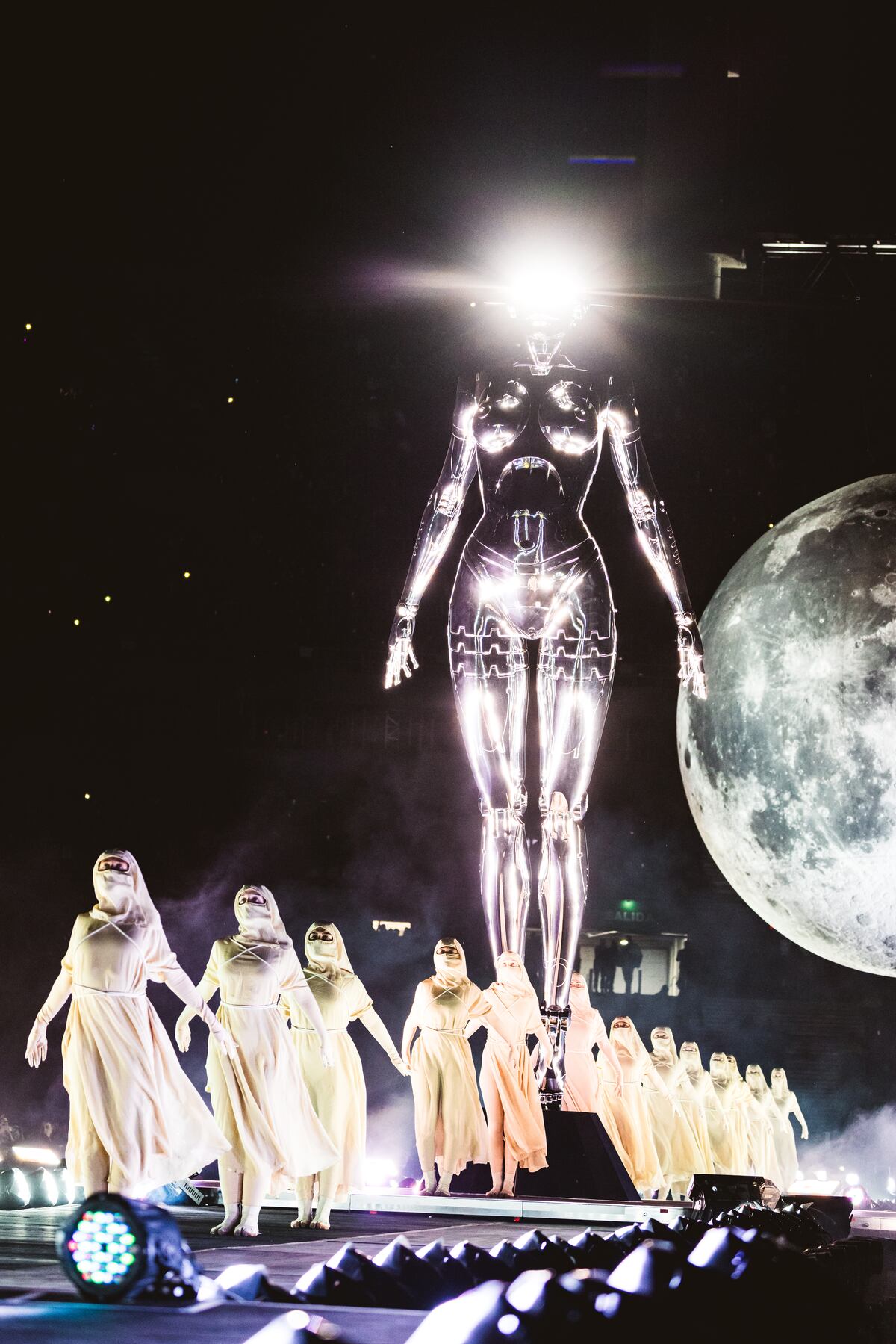"Sexy robot", la luna gigante, y las bailarinas de The Weeknd en el Más Monumental. (Foto: Gonzalo López / Prensa DF Entertainment)