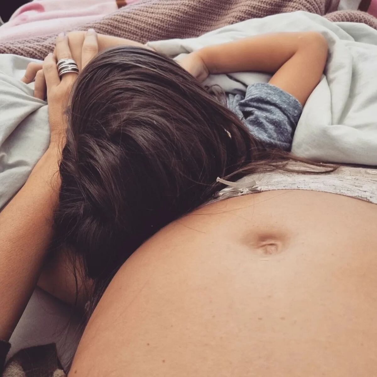 La foto que Débora D'Amato compartió con sus seguidores mientras hace reposo tras su descompensación.
