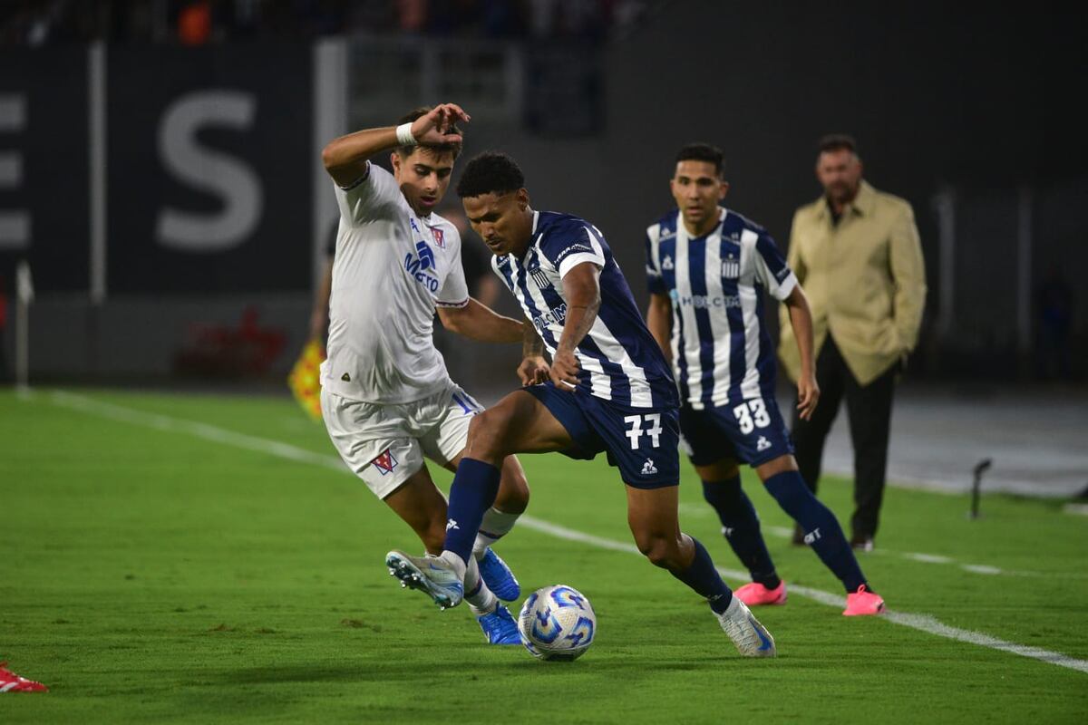 Talleres en su partido ante Tigre, por el Torneo Apertura. (Nicolás Bravo / La Voz).