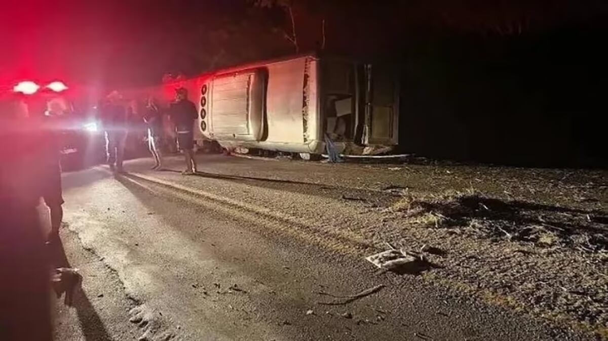 Parte de los pasajeros no llevaba cinturón de seguridad al momento del vuelco.