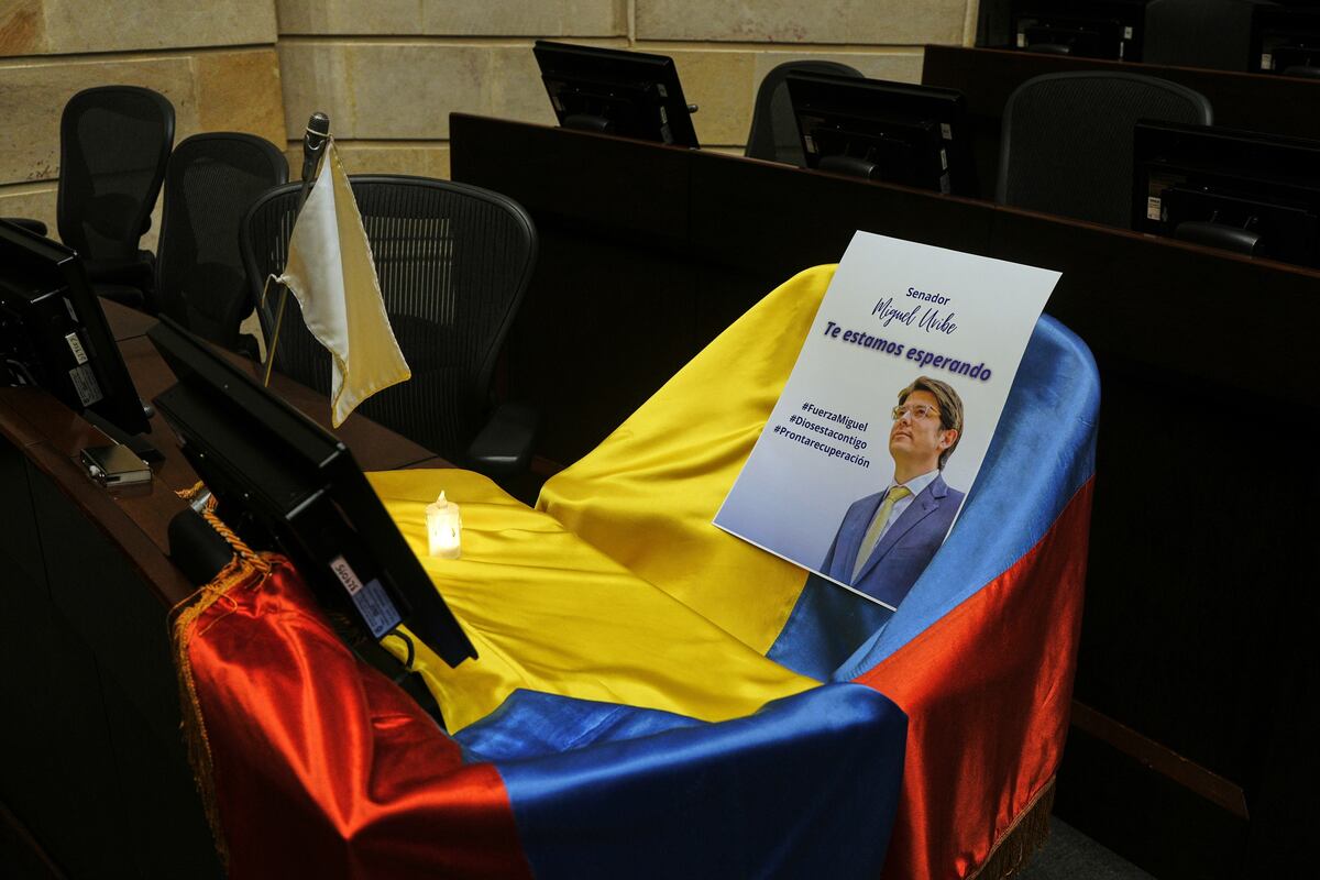 ARCHIVO - Un folleto muestra la imagen del senador colombiano Miguel Uribe Turbay sobre una bandera colombiana que cubre su escaño en el Congreso, en Bogotá, Colombia, el 9 de junio de 2025. (Foto AP/Iván Valencia, Archivo)