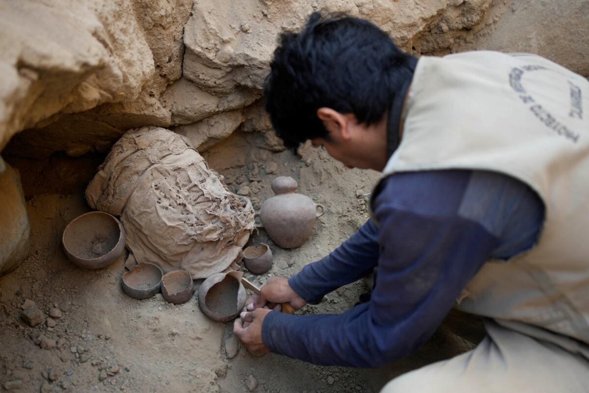 Perú. Arqueólogos encontraron 20 momias en la región de Cajamarquilla. (AP)