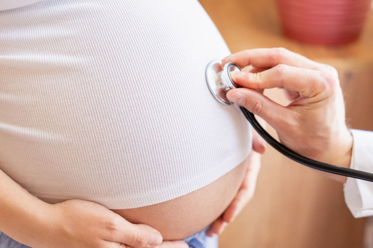 Es importante destacar que la consulta prenatal y la toma de decisiones informadas durante el embarazo están profundamente interconectadas, ya que ambas contribuyen a un embarazo saludable y a una experiencia positiva para la futura madre.