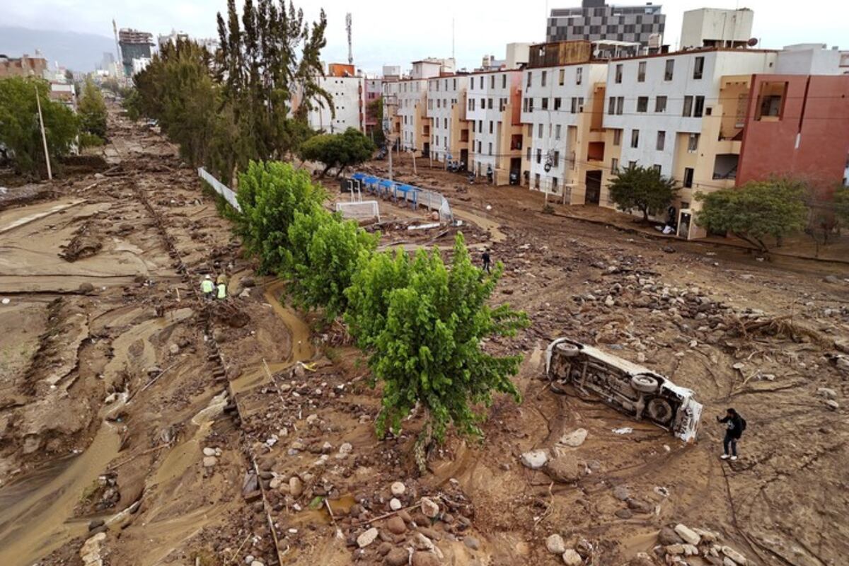 Se estrelló un helicóptero militar en Perú que asistía por inundaciones: murieron 15 personas. (Foto: AP)