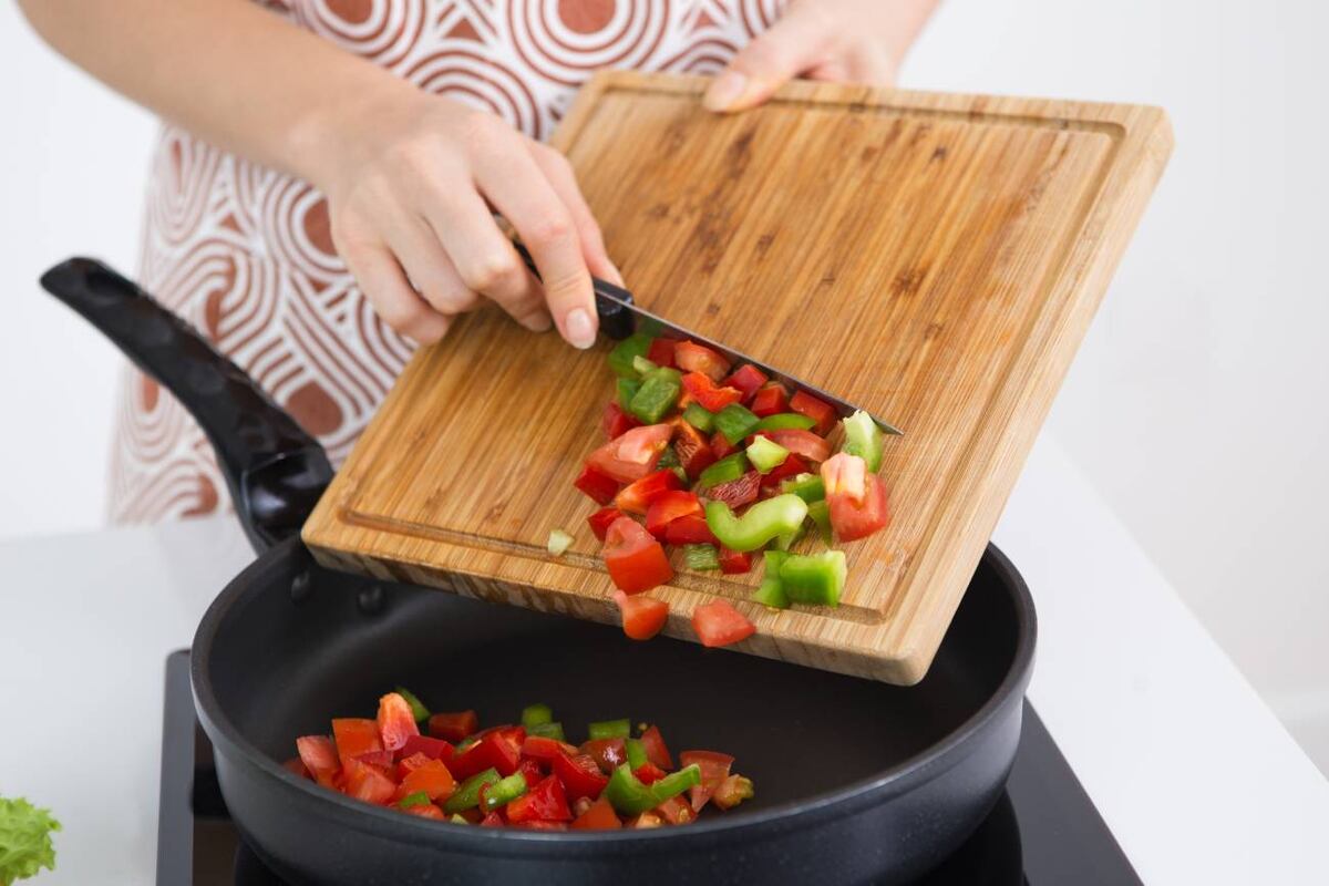 Saltear las verduras puede mejorar el sabor del arroz. (Freepik)
