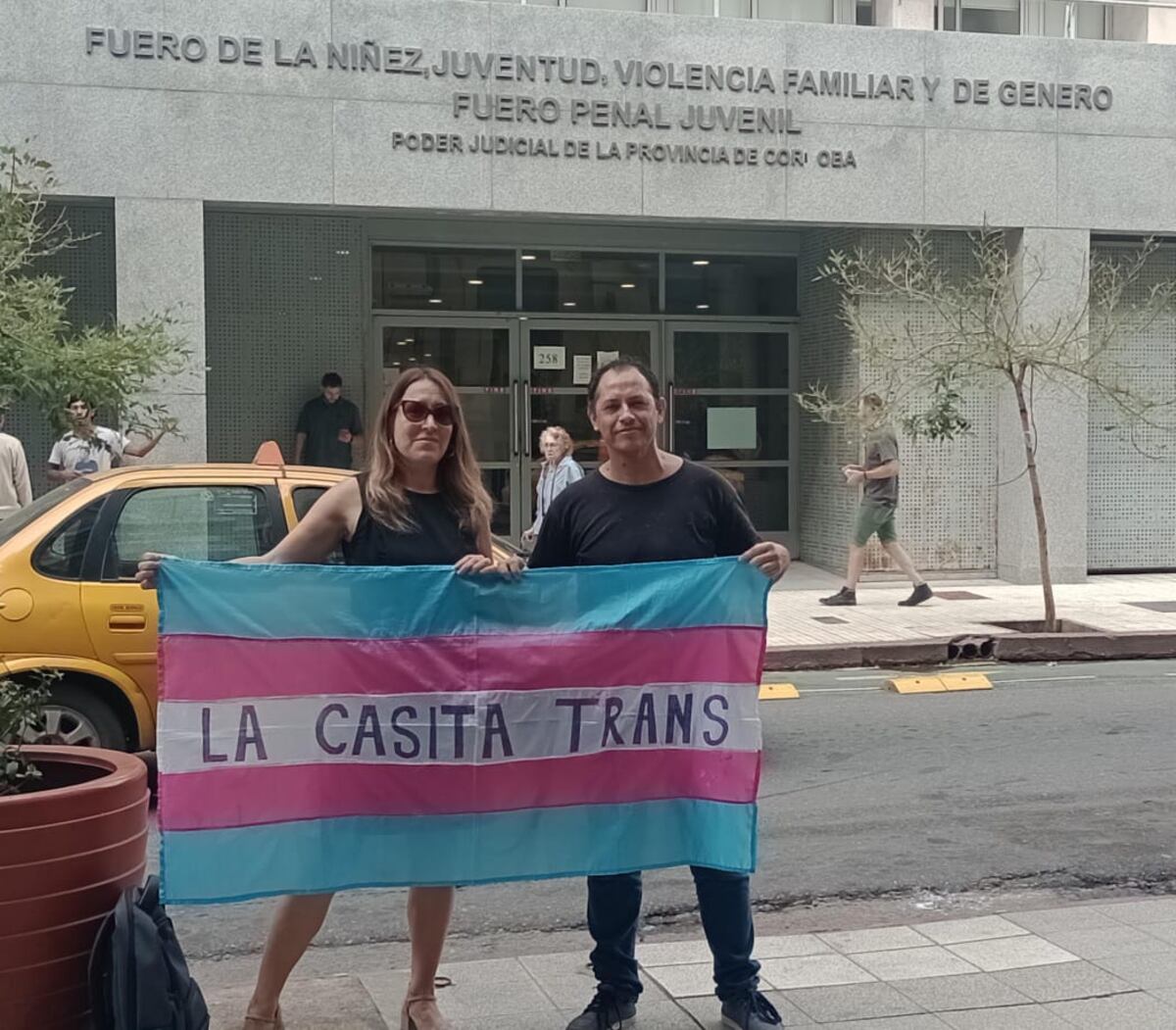 Santiago Merlo y su abogada Laura Britos en la primera audiencia por la denuncia contra el Consejo de Médicos (Gentileza)