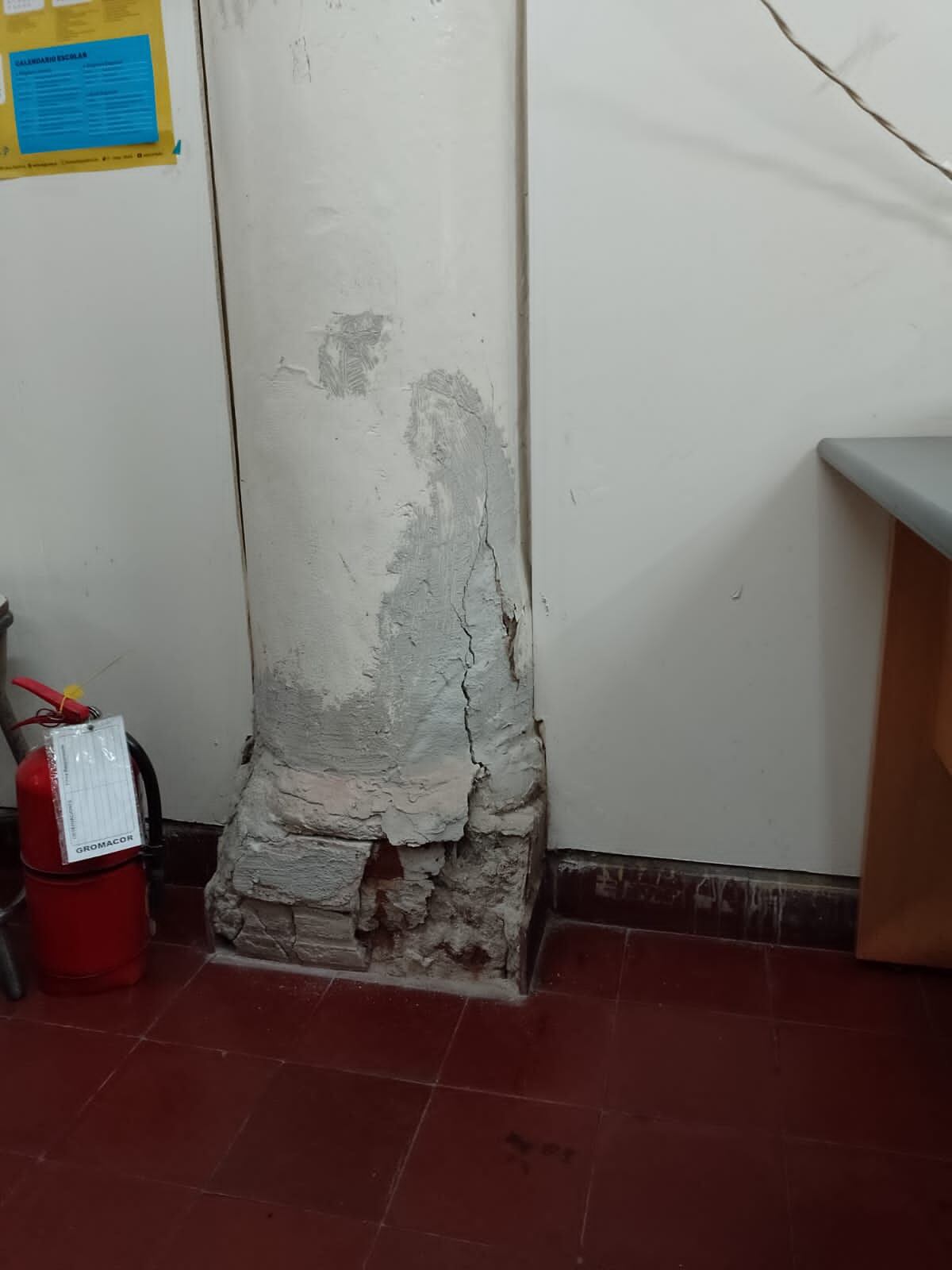 Una preceptoría de la institución presenta hundimiento de suelo. Foto gentileza