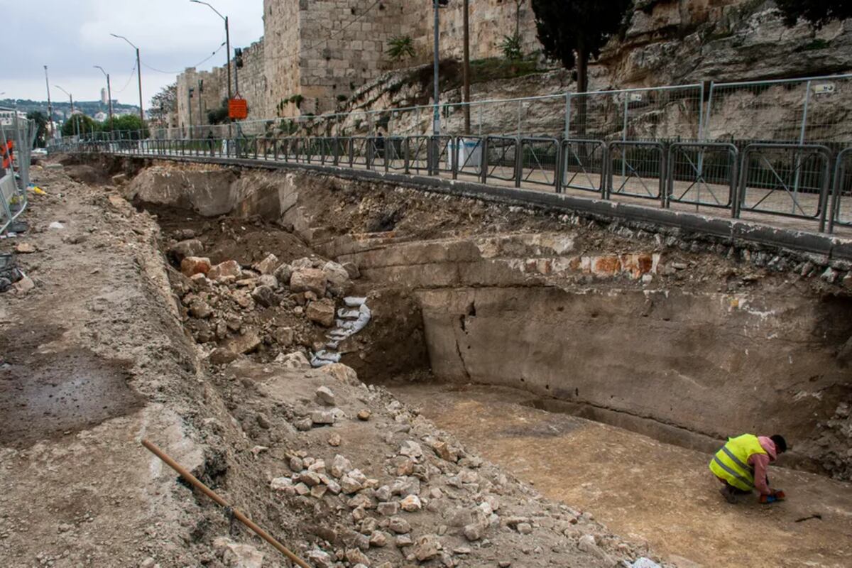 Una huella de mano tallada descubierta en un antiguo muro de foso alrededor de la Ciudad Vieja de Jerusalén. (Autoridad de Antigüedades de Israel)