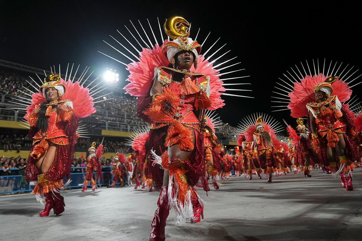 Escuela de samba Unidos de Padre Miguel bailan durante las celebraciones del Carnaval en el Sambódromo. (AP)