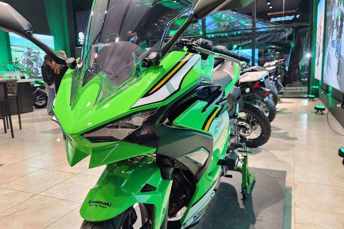La kawasaki Ninja 636 cc es la mítica deportiva de la marca.