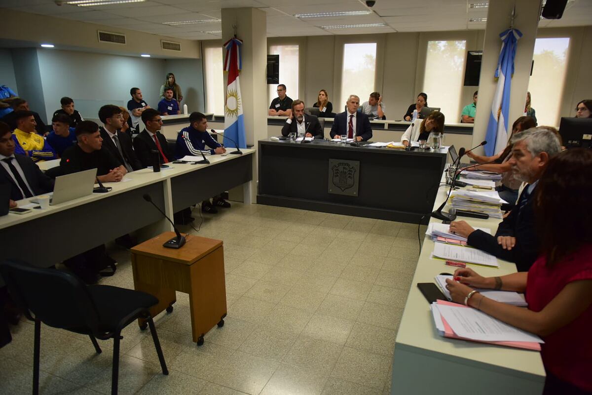 Partes. A la izquierda los acusados y los defensores; al centro, el tribunal; y a la derecha el fiscal FernandoLópez Villagra. (Nicolás Bravo / La Voz)
