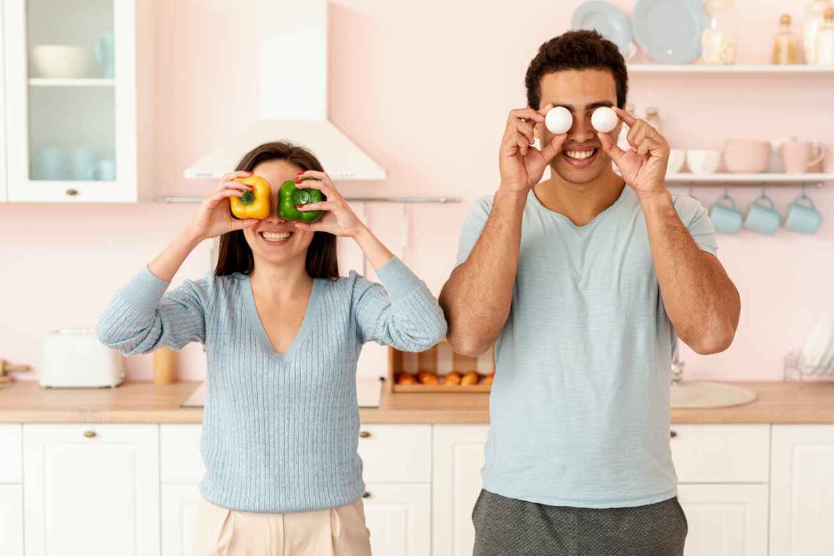 Qué comemos y cómo lo hacemos puede marcar la diferencia entre unos ojos vulnerables o unos mejor preparados. (Freepik)