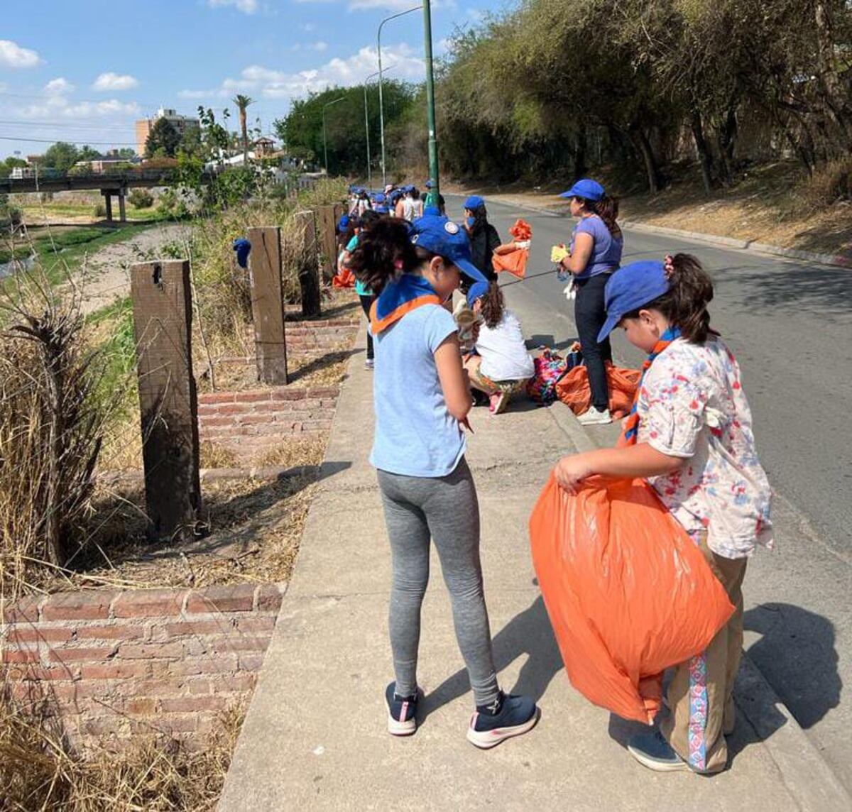 Jesús María. Niños y adultos del movimiento scout participaron de esta iniciativa ambiental.
