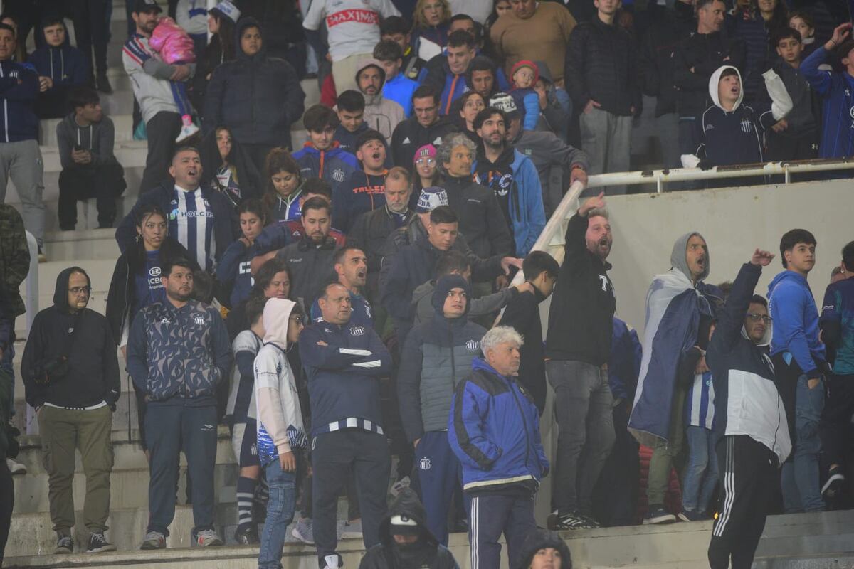 La bronca de la gente tras la derrota con Vélez. (Nicolás Bravo / La Voz).