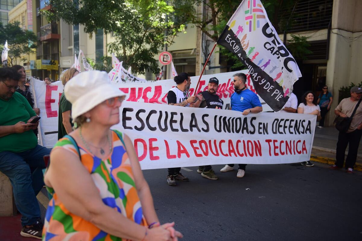Estatales de la UEPC marchan hacia la Unicameral. (José Gabriel Hernández / La Voz)