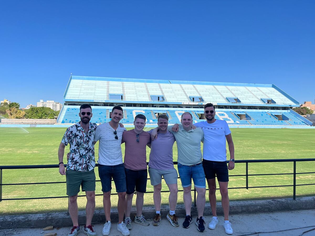 Los seis amigos de Países Bajos que llegaron a Córdoba para alentar a Belgrano y que conocieron el Gigante del Alberdi. (La Voz)