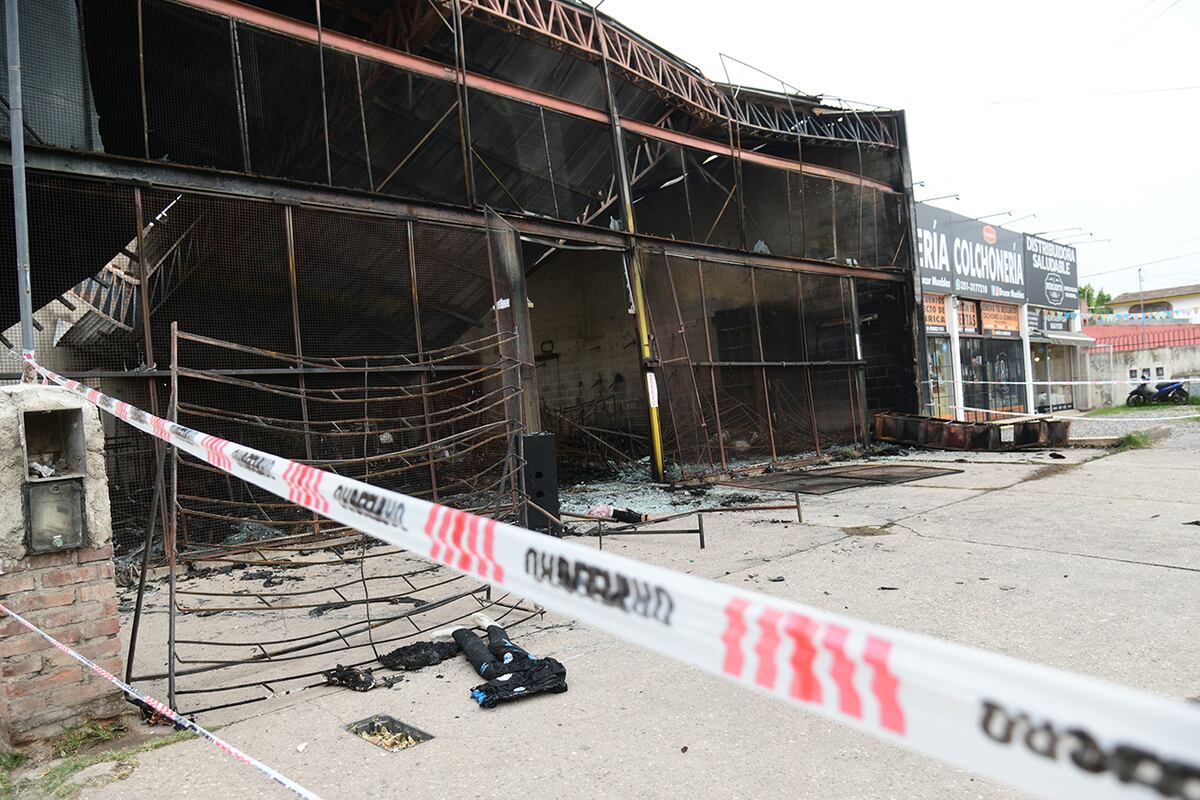 Córdoba. Bomberos controlaron el incendio que destruyó un local de ropa en la Avenida Donato Álvarez. (Ramiro Pereyra / La Voz)