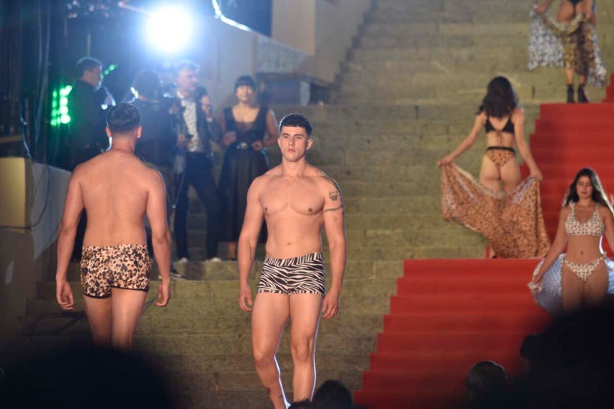 Desfile Real en las escalinatas del Parque Sarmiento (Facundo Luque)